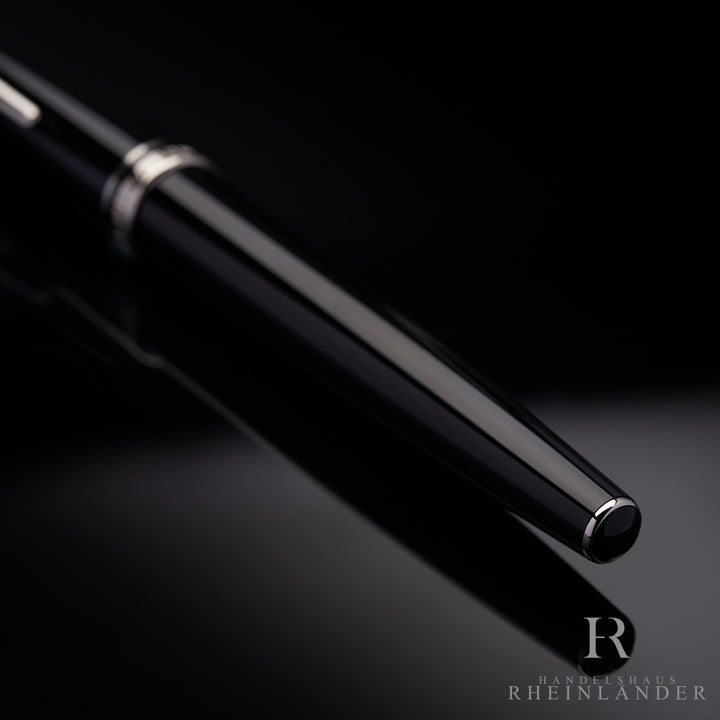 schwarzer Schaft des Montblanc Generation Line Rollerballs liegend auf schwarzem Tisch mit silbernen Beschlägen