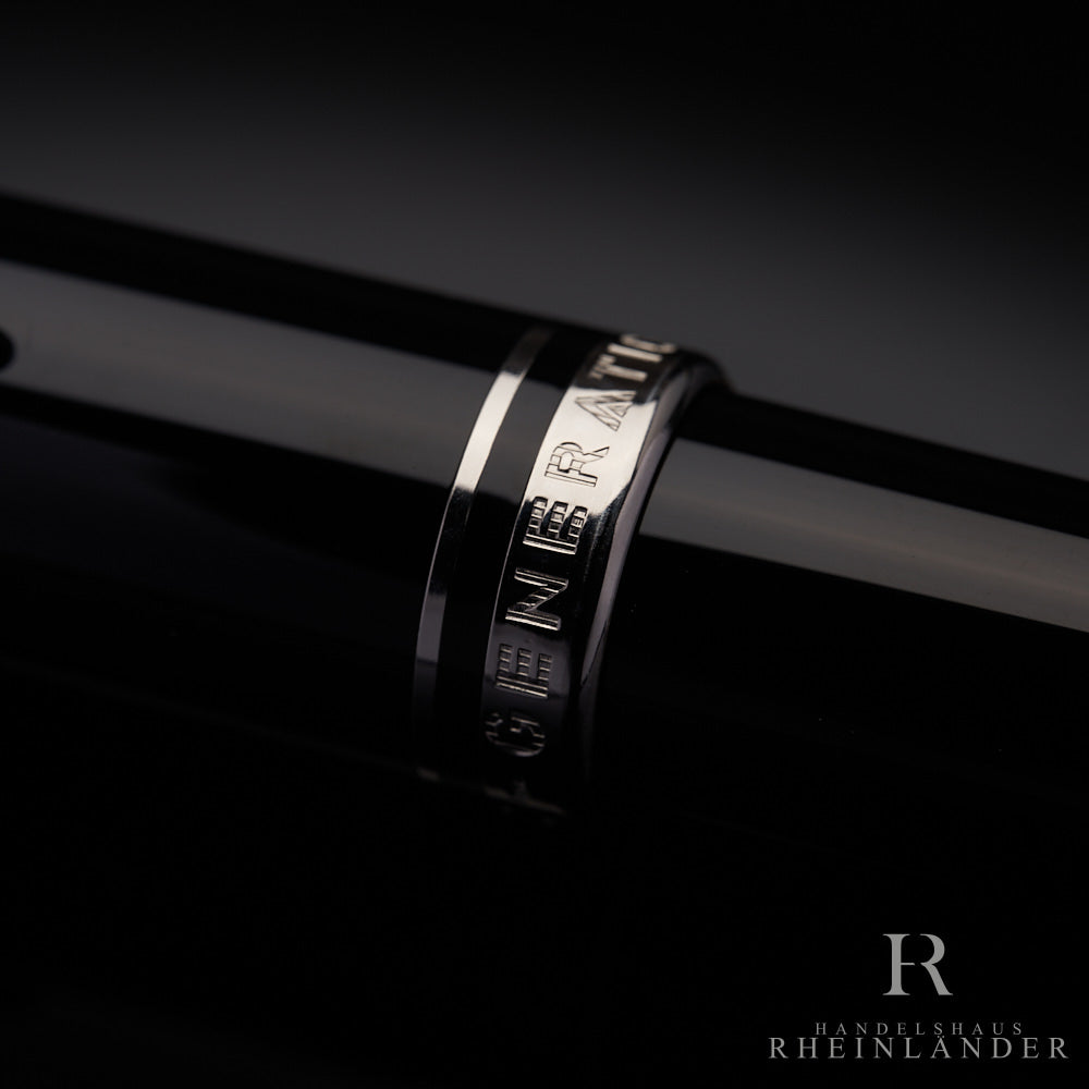 silberne Kappenringe mit Gravur eines schwarzen Montblanc Generation Rollerball in Nahaufnahme