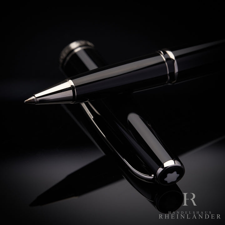 schwarzer Rollerball von Montblanc aus der Generation Kollektion offen auf der Kappe abgelegt mit silbernen Beschlägen