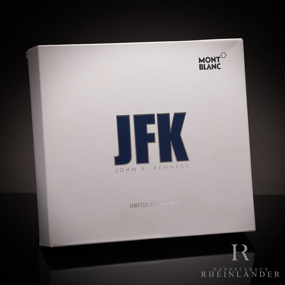 Weiße Umverpackung der Limited Edition und stehend vor schwarzem Hintergrund und spiegelndem Untergrund