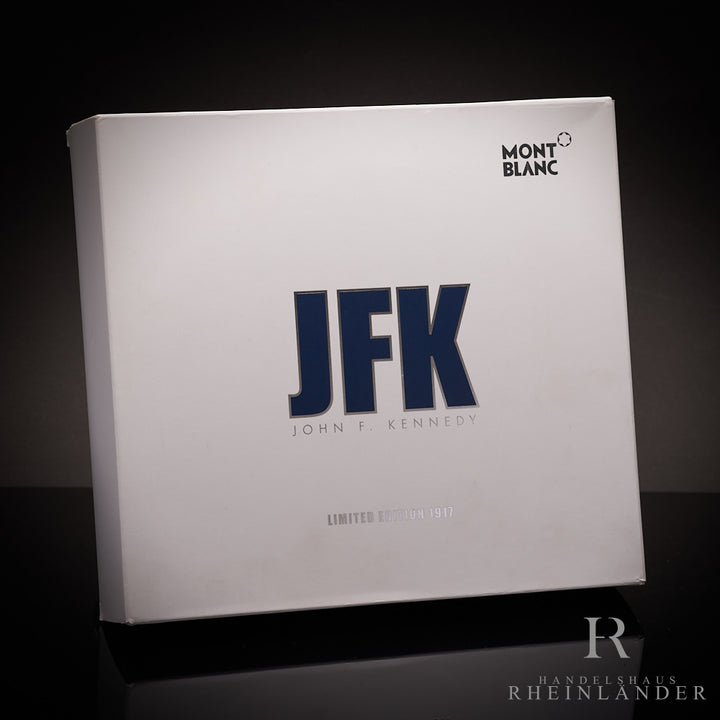 Weiße Umverpackung der Limited Edition und stehend vor schwarzem Hintergrund und spiegelndem Untergrund