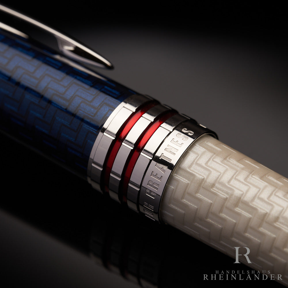 Nahaufnahme der Gravur auf den platinierten Beschläge zwischen Kappe und Griffstück