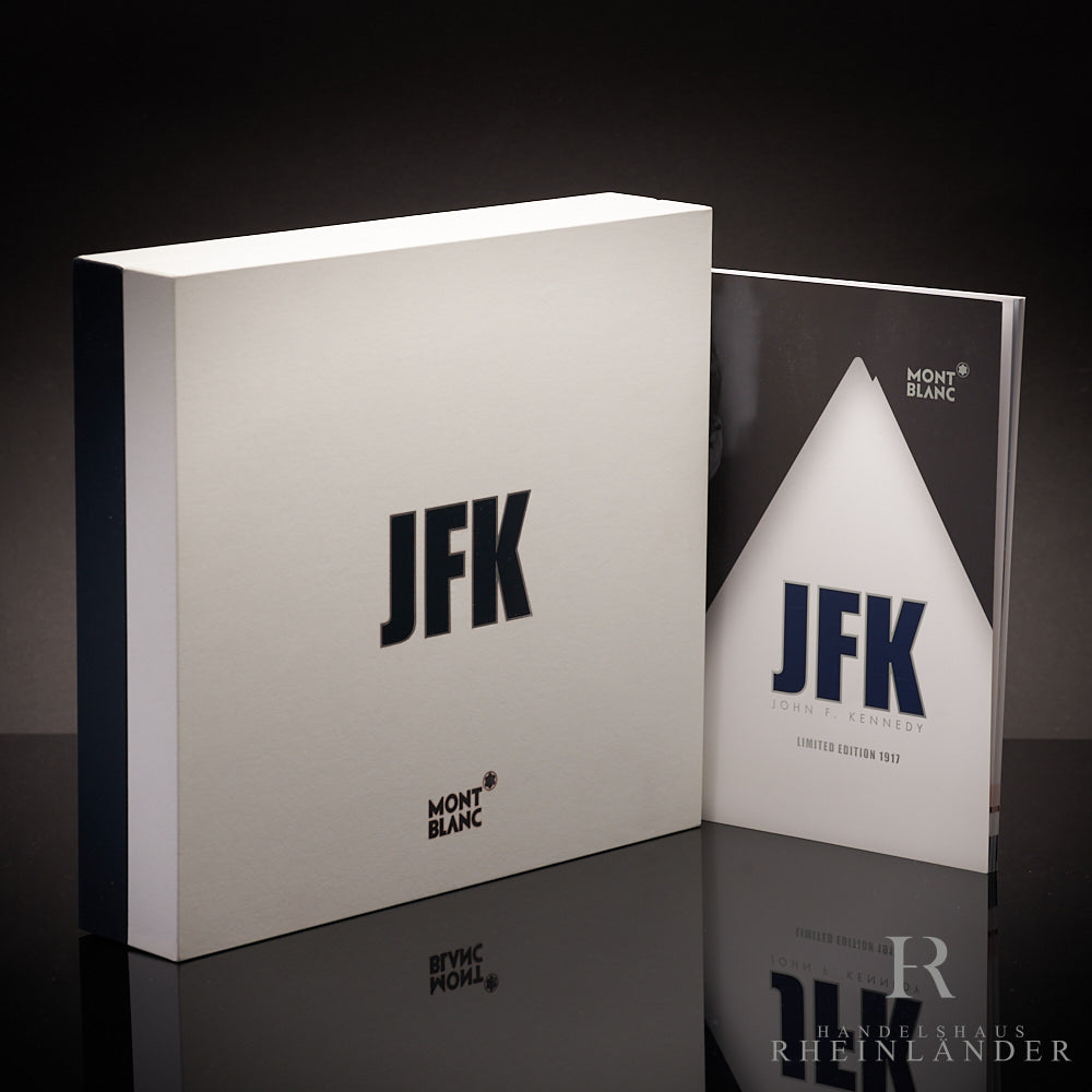 Weiße Originalverpackung der Limited Edition und dessen Service Guide stehend vor schwarzem Hintergrund