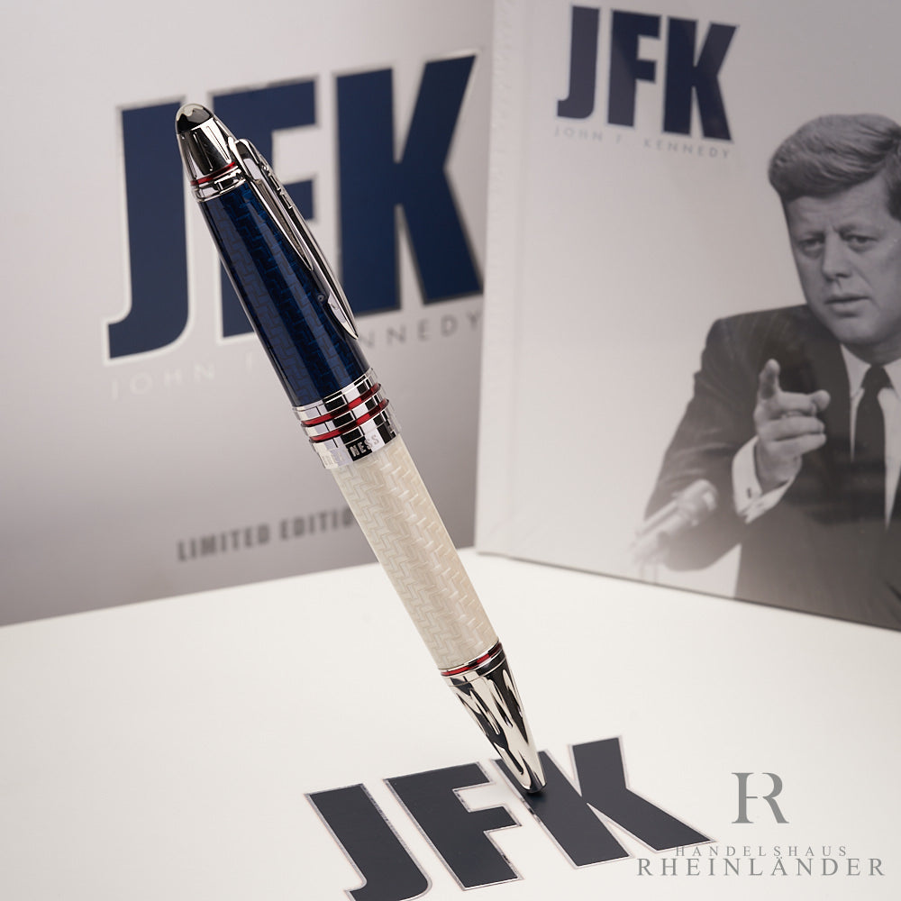 Weißer Kugelschreiber mit blauer Kappe, platinierten Beschlägen und roten Querstreifen vor Originalverpackung 