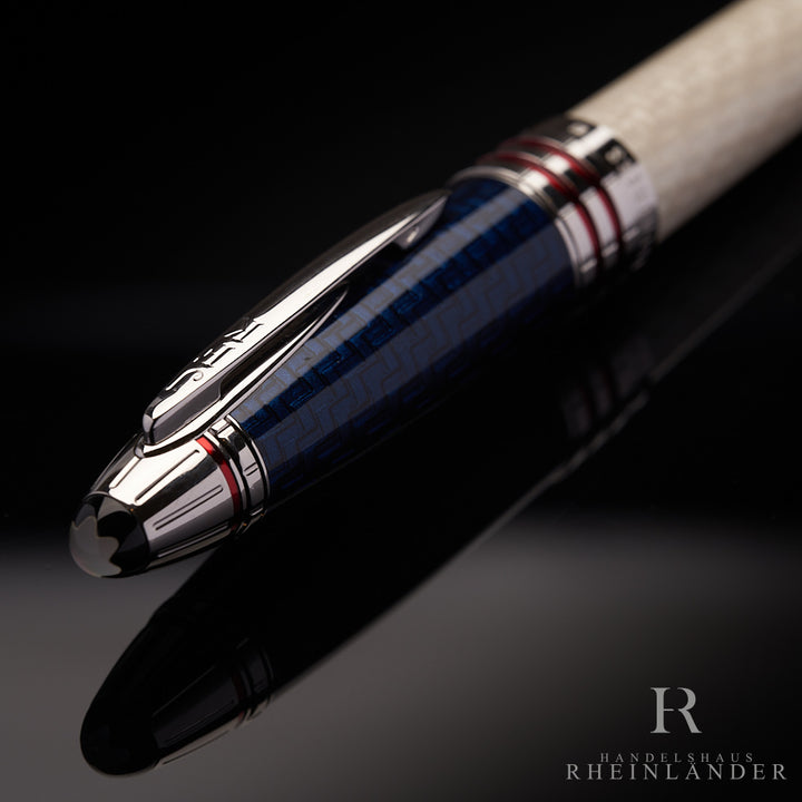 Nahaufnahme des Kappenkops mit Fokus auf das Montblanc Emblem aus Perlmutt an der Spitze