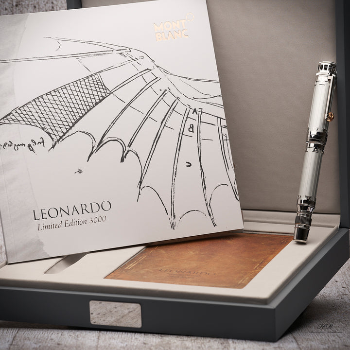 Füllfederhalter von Montblanc in silber, stehend in der original Editionsbox mit Serviceguide 