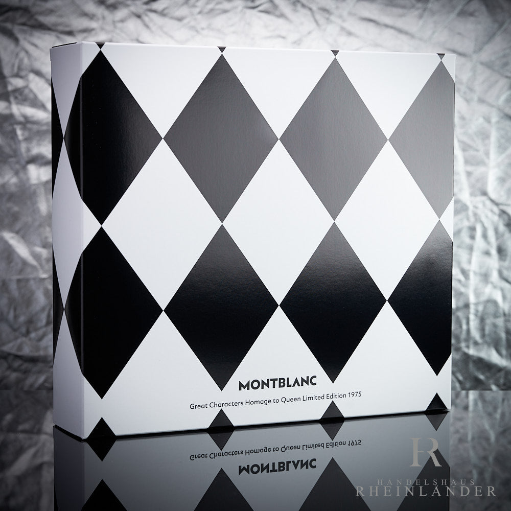 Schwarz weiß karierte Originalverpackung des Montblanc Queen Rollerballs in der Limited Edition vor silbernem Hintergrund