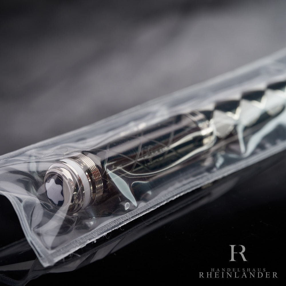 Nahaufnahme des verschweißten Kappenkopfs der Montblanc Limited Edition Queen Rollerball mit Montblanc Emblem