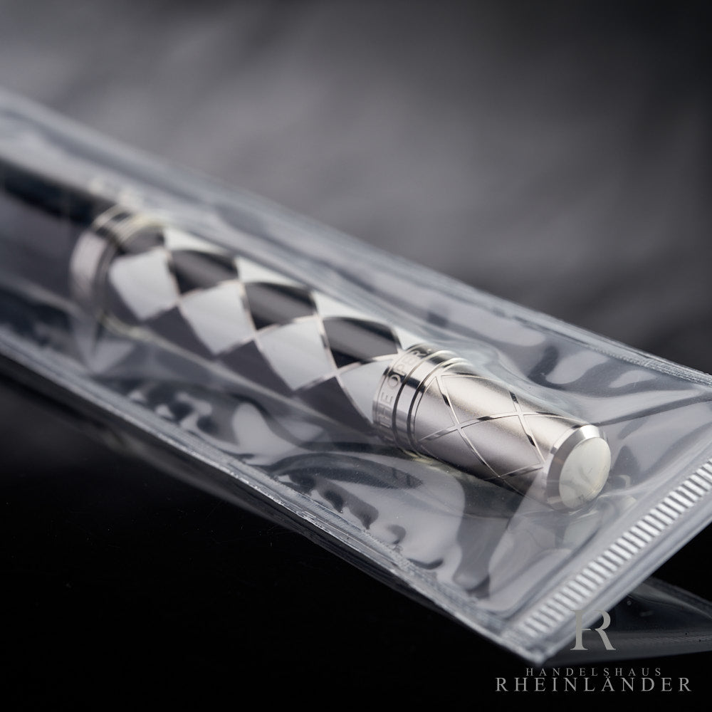 Detailfoto des verschweißten Konus der Montblanc Queen Limited Edition Rollerballs mit Rautenmuster