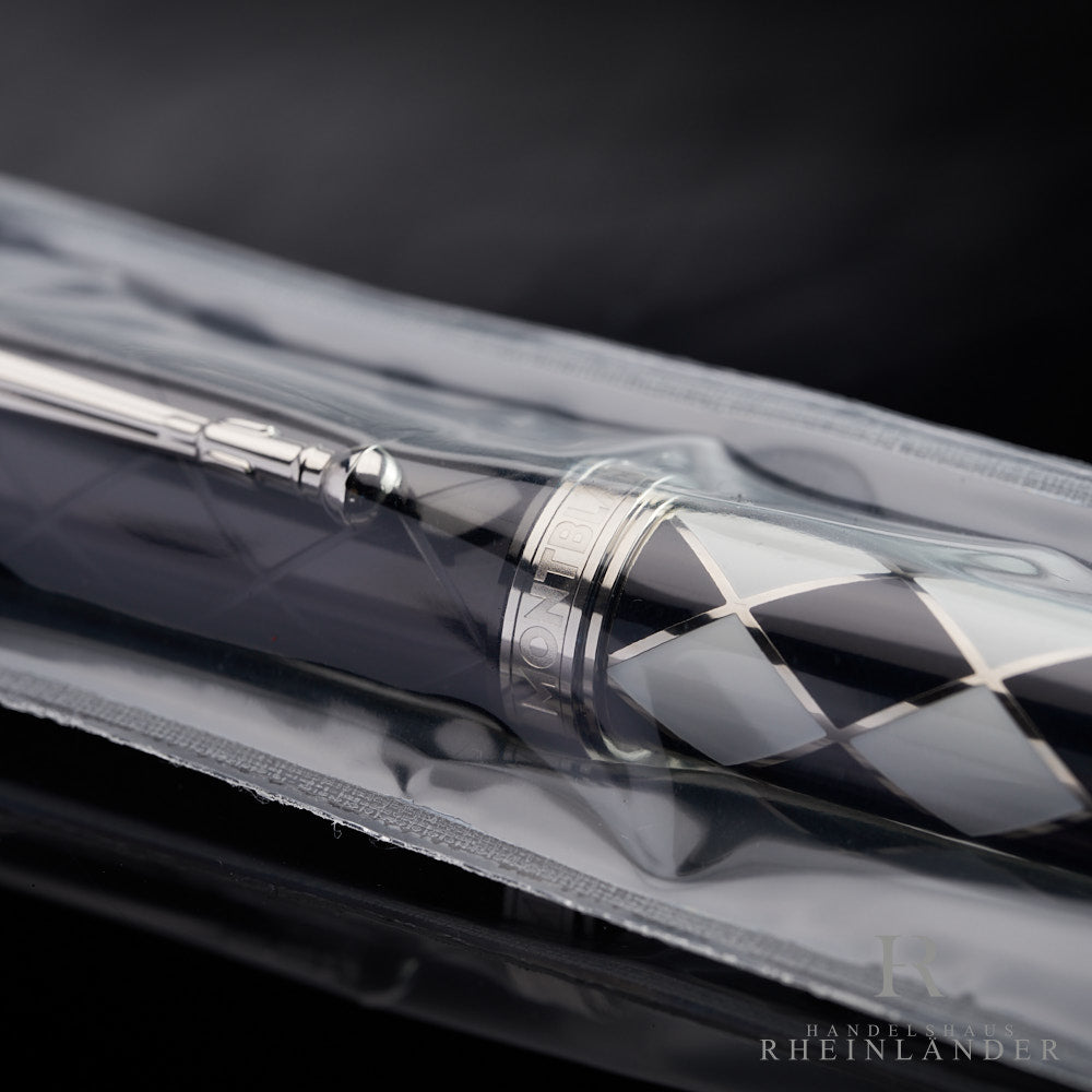 Nahaufnahme des Clips und des Musters auf dem Korpus der Montblanc Limited Edition Queen Rollerballs, originalverschweißt