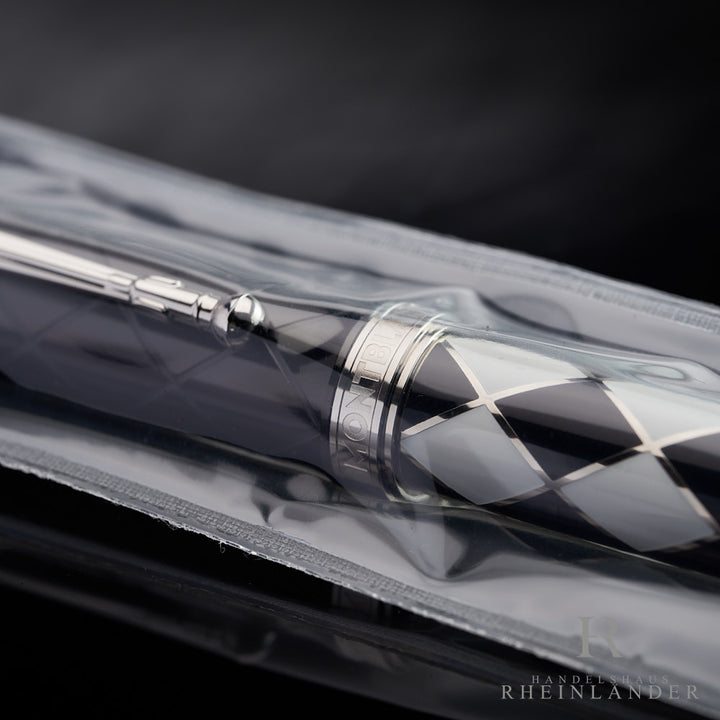 Nahaufnahme des Clips und des Musters auf dem Korpus der Montblanc Limited Edition Queen Rollerballs, originalverschweißt