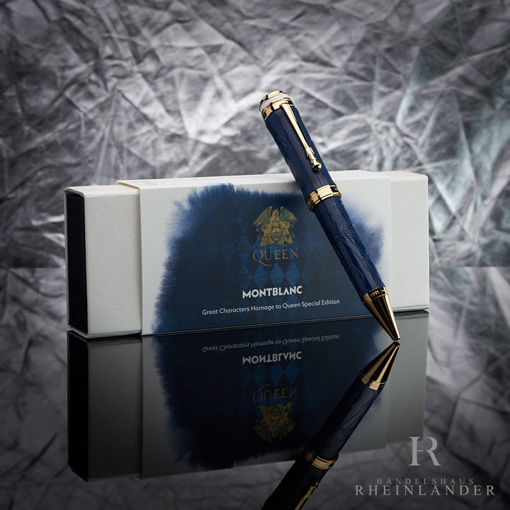 Montblanc Queen Kugelschreiber angelehnt an der Originalverpackung vor grauem Hintergrund