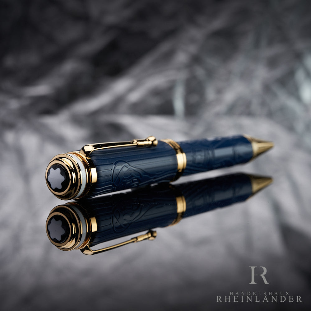 Kappenkopf des Montblanc Queen Kugelschreibers mit Reflektion vor grauem Hintergrund