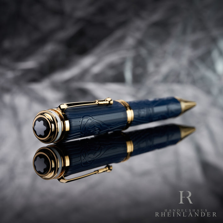 Kappenkopf des Montblanc Queen Kugelschreibers mit Reflektion vor grauem Hintergrund