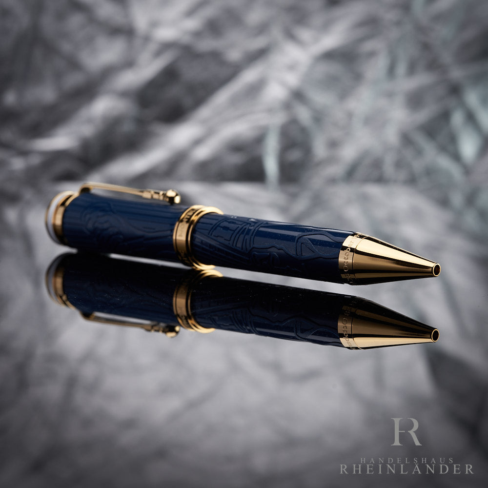 Queen Kugelschreiber von Montblanc liegend mit Reflektion vor grauem Hintergrund