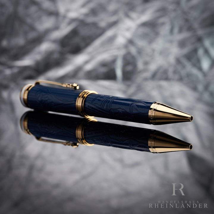 Queen Kugelschreiber von Montblanc liegend mit Reflektion vor grauem Hintergrund