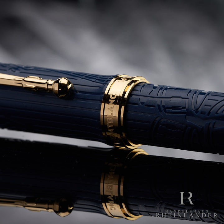 Detailaufnahme des Schafts der Montblanc Queen Special Edition vor grauem Hintergrund