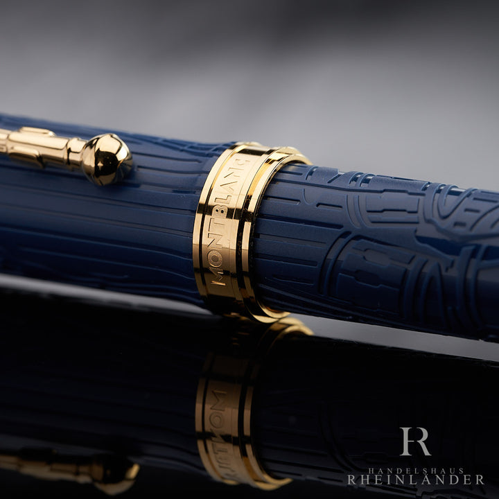 Detail des Montblanc Queen Füllers mit Clip-Ende und Gravur vor grauem Hintergrund