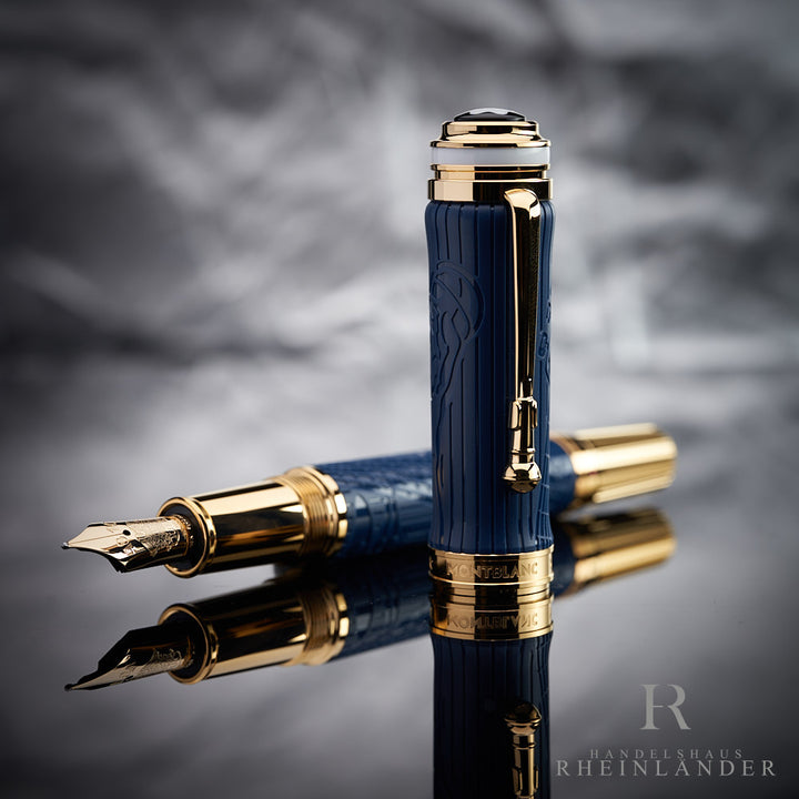 Montblanc Queen Füllfederhalter mit stehender Kappe auf schwarzem Tisch und grauen Hintergrund