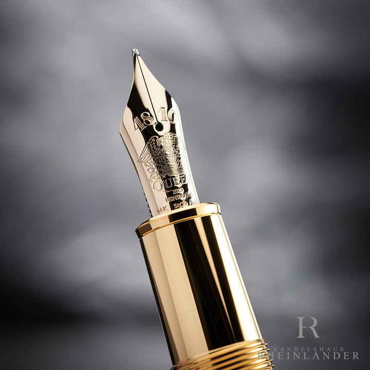 Detailaufnahme der Feder des Montblanc Queen Füllfederhalters vor grauem Hintergrund