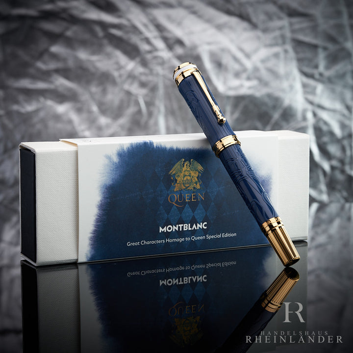 Montblanc Queen Rollerball an der Originalverpackung angelehnt auf schwarzem Tisch mit grauem Hintergrund