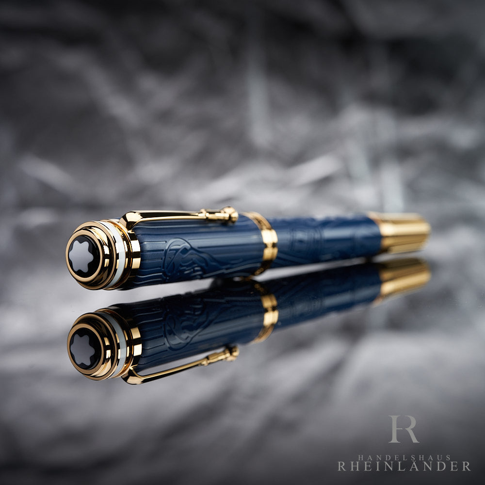 Montblanc Queen Rollerball mit der Kappe voran liegend vor grauem Hintergrund