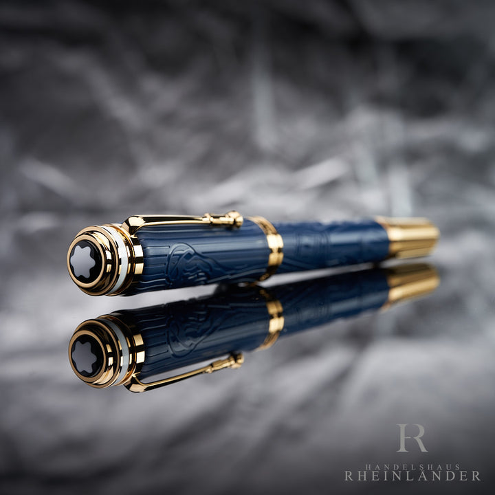 Montblanc Queen Rollerball mit der Kappe voran liegend vor grauem Hintergrund