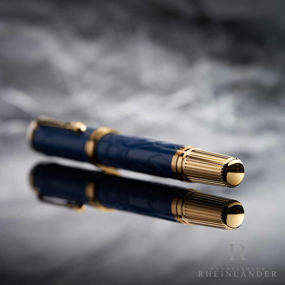 Konus-Ende des Montblanc Queen Rollerballs mit Spiegelung vor grauem Hintergrund