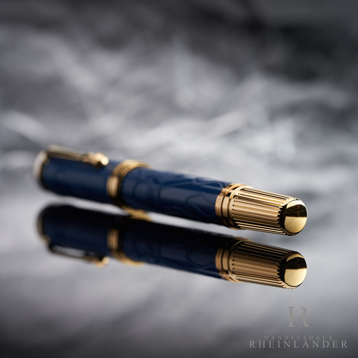 Konus-Ende des Montblanc Queen Rollerballs mit Spiegelung vor grauem Hintergrund