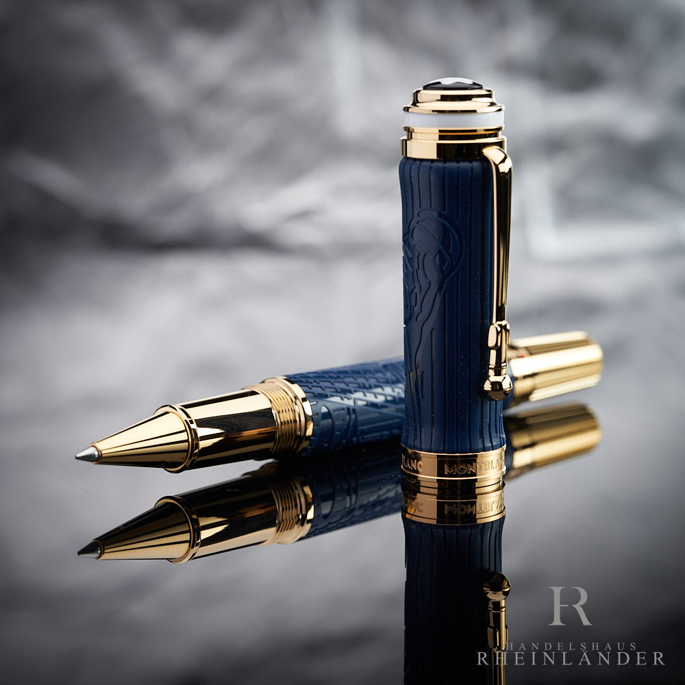 Montblanc Queen Rollerball offen mit stehender Kappe vor grauem Hintergrund