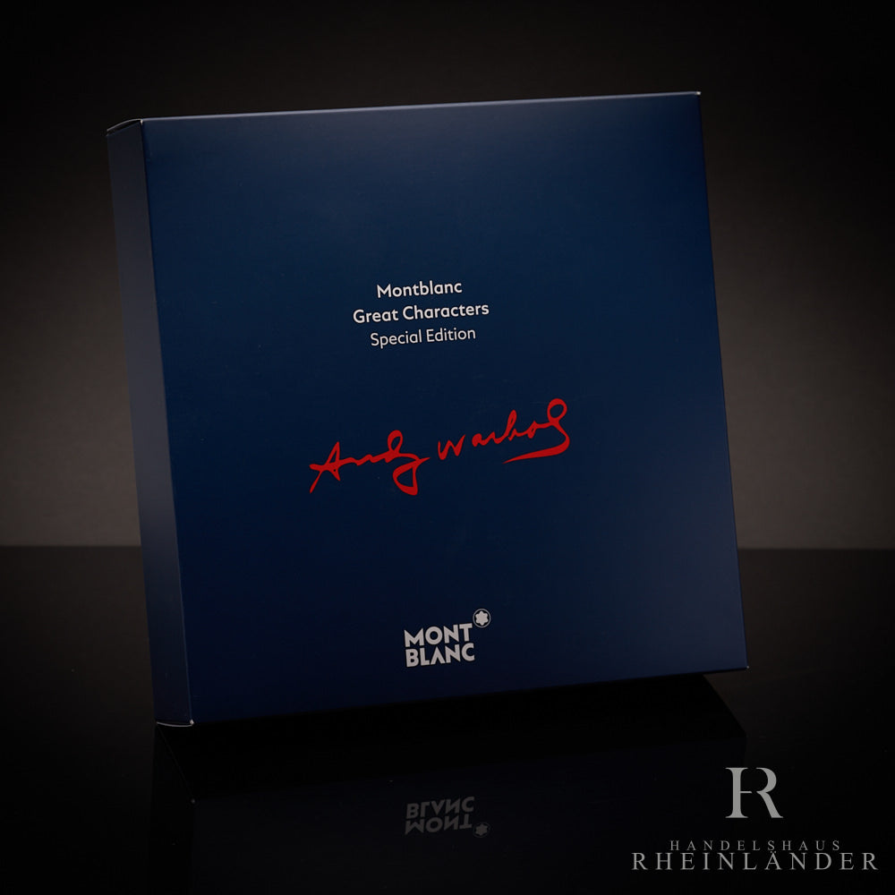 Blaue Umverpackung des Montblanc Great Characters Andy Warhol Rollerballs aufgestellt vor schwarzem Hintergrund