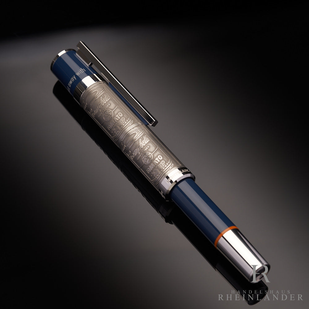 blau grauer Montblanc Andy Warhol Rollerball mit Campbells Tomato Soup Motiv auf der Kappe liegend auf schwarzem Tisch