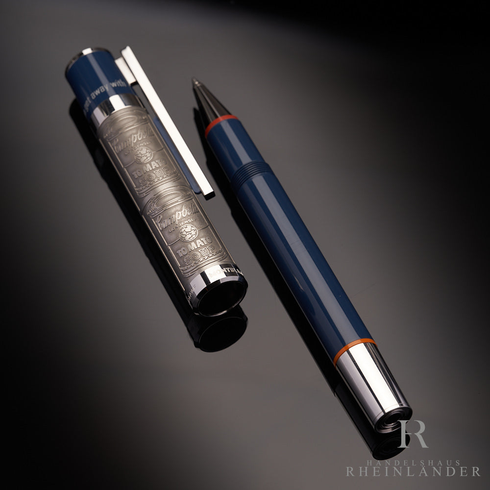 offener Andy Warhol Rollerball aus der Montblanc Great Characters Kollektion liegend auf schwarzem Tisch mit danebenliegender Kappe