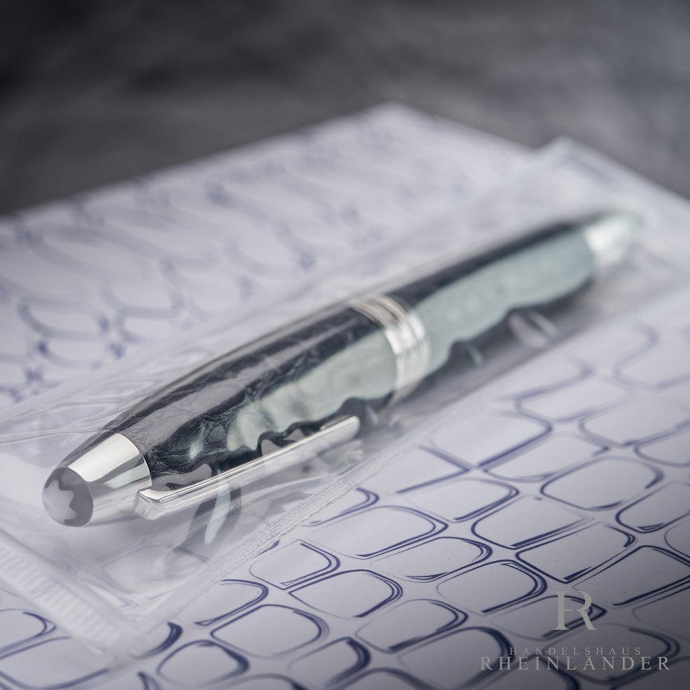 Kappenkopf des Montblanc Alligator Füllers liegend mit Montblanc Emblem