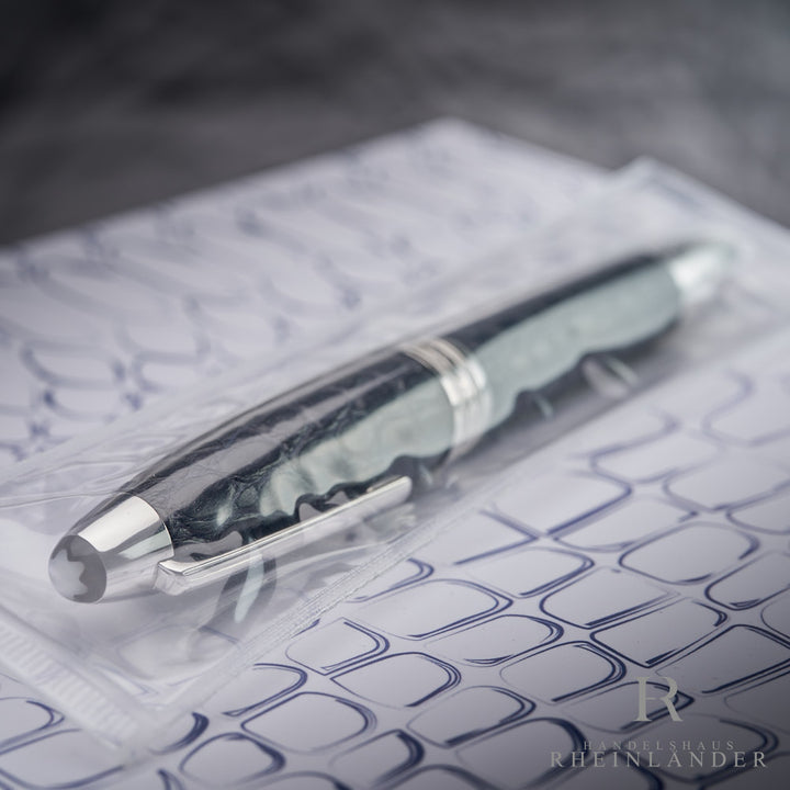 Kappenkopf des Montblanc Alligator Füllers liegend mit Montblanc Emblem