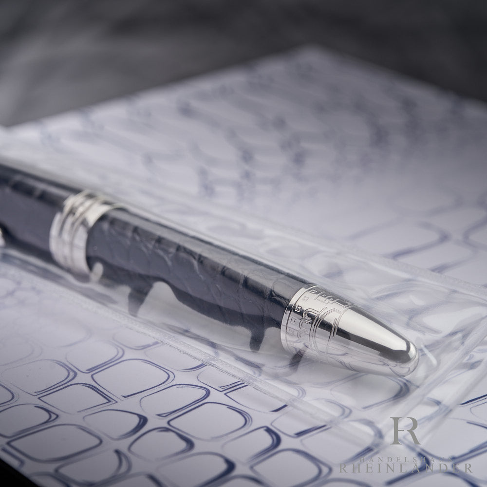 Konusende des Montblanc Alligator Blue Füllfederhalters mit Gravuren liegend auf dem Service Guide