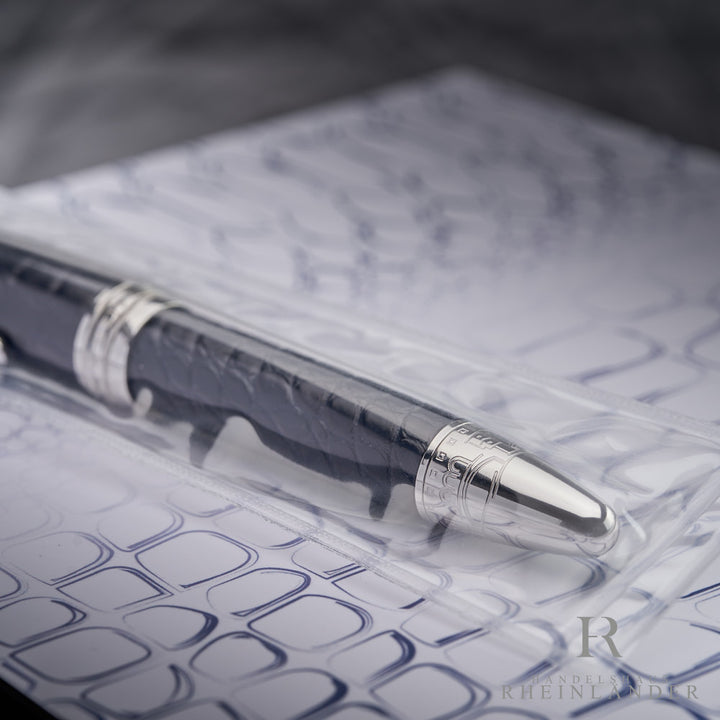 Konusende des Montblanc Alligator Blue Füllfederhalters mit Gravuren liegend auf dem Service Guide