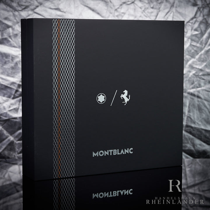 Schwarze Geschenkschatulle mit Montblanc Aufschrift für den Ferrari Classica Stift stehend vor silbernem Hintergrund