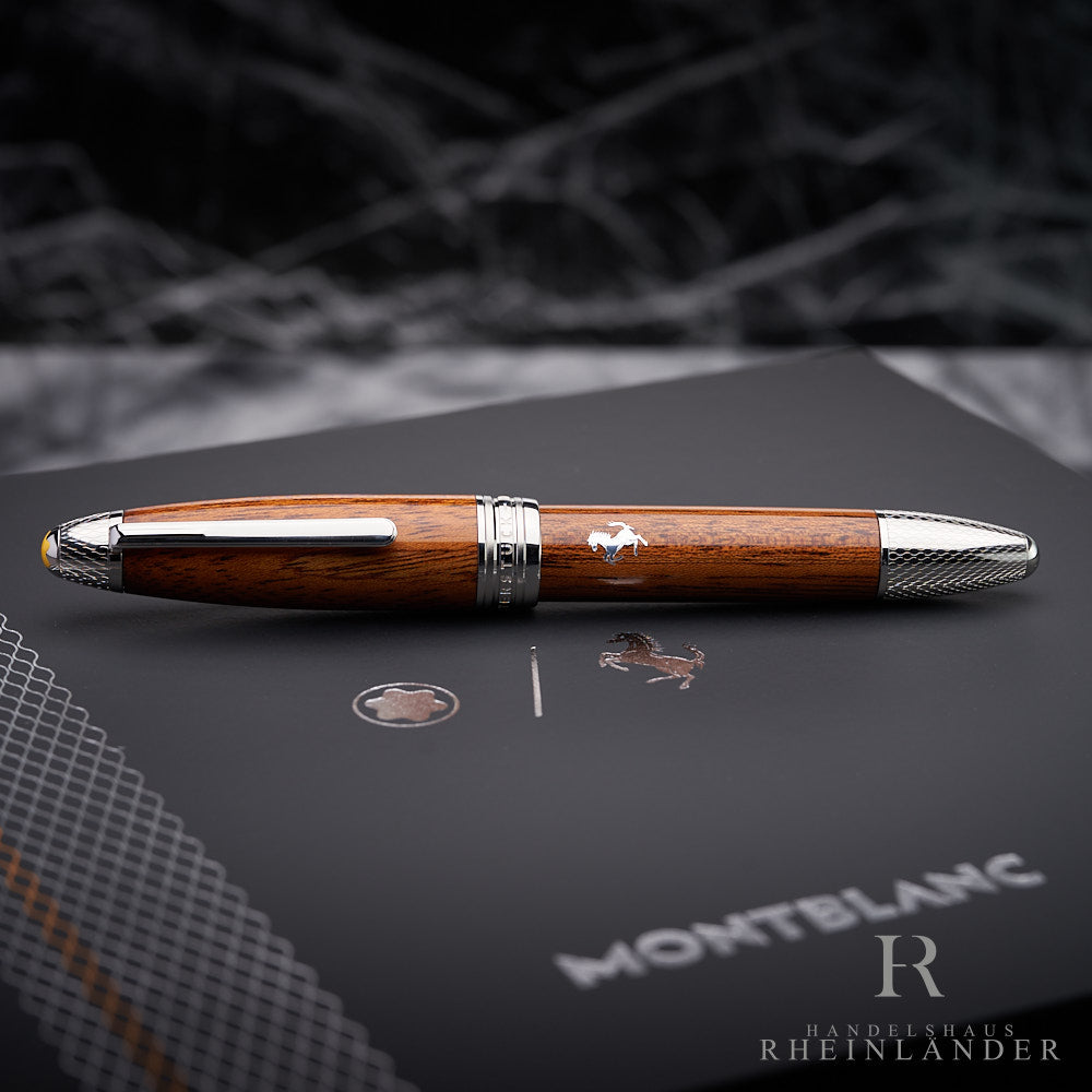 Montblanc Ferrari Classica Füller liegend auf schwarzem Service Guide