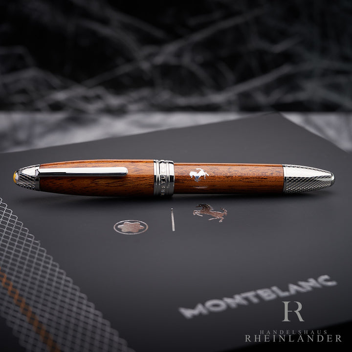 Montblanc Ferrari Classica Füller liegend auf schwarzem Service Guide