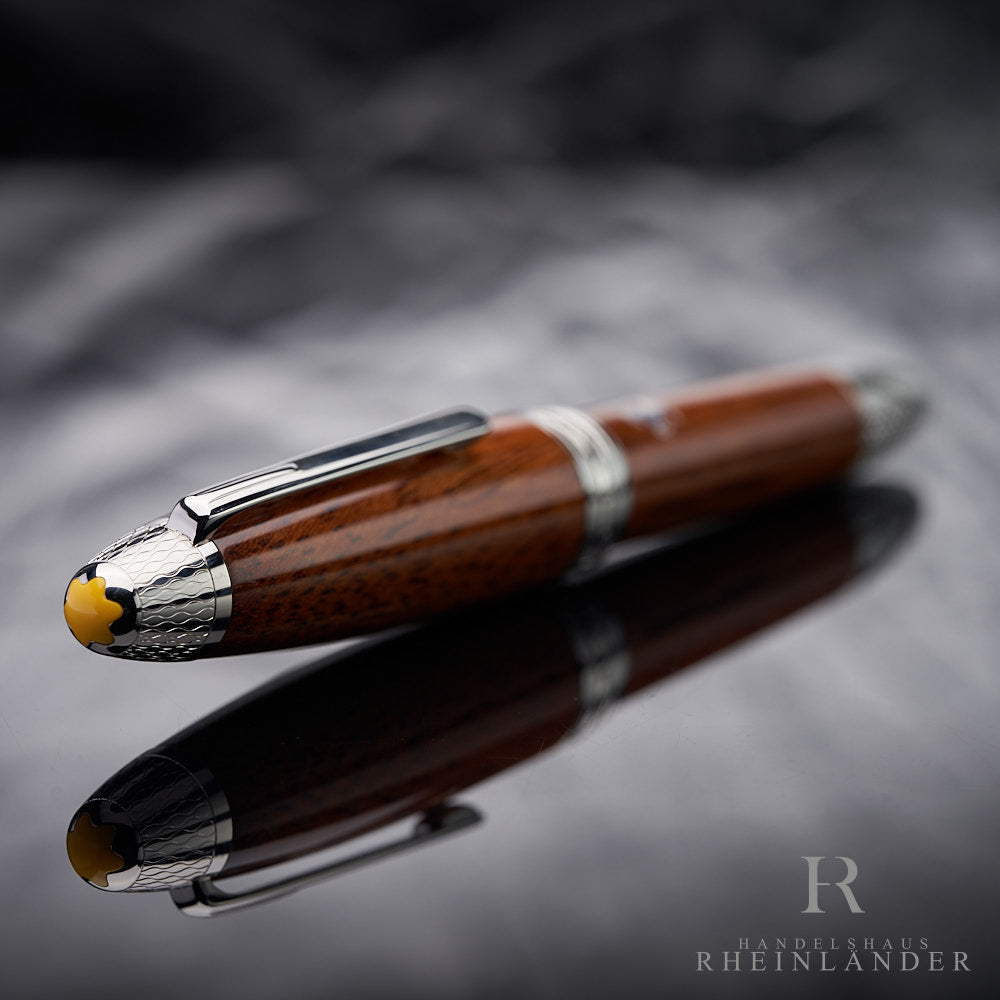 Montblanc Ferrari Classica Füllfederhalter liegend mit Kappe und gelbem Emblem voran 