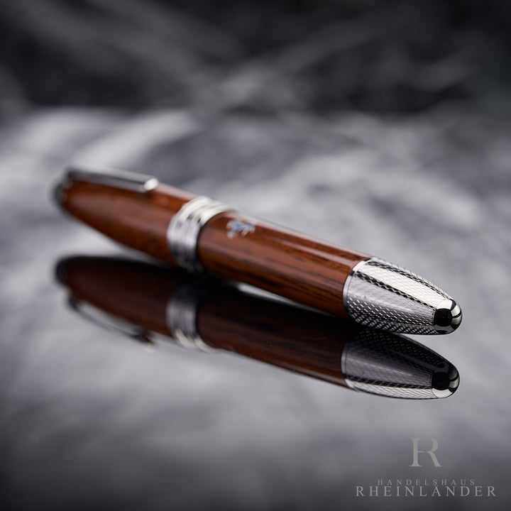 Konusende des Montblanc Ferrari Classica Füllers mit graviertem Muster vor silbernem Hintergrund