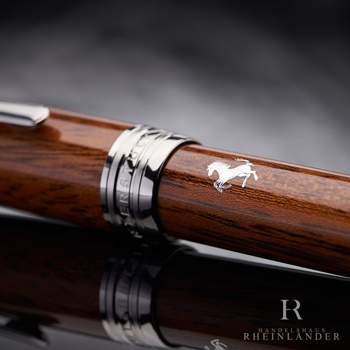 Ferrari Emblem auf dem Schaft des Montblanc Ferrari Classica Füllers mit platinierten Kappenringen