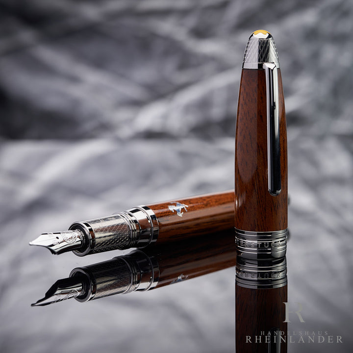 Montblanc Ferrari Classica Füller offen liegend mit daneben-stehender Kappe