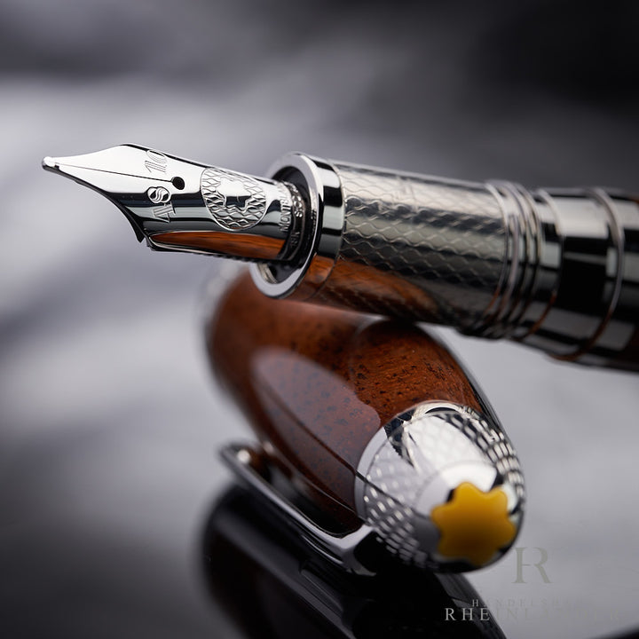 Nahaufnahme der Feder des Montblanc Ferrari Classica Füllers auf der Kappe liegend mit gelben Montblanc Emblem