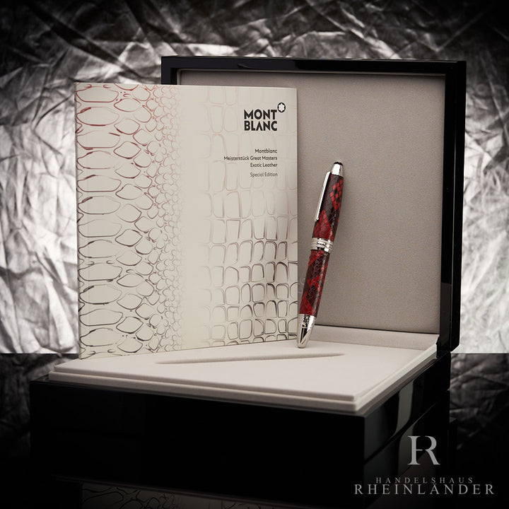Schwarz-roter Füller von Montblanc und Serviceguide in schwarz-weißer Geschenkbox stehend fotografiert