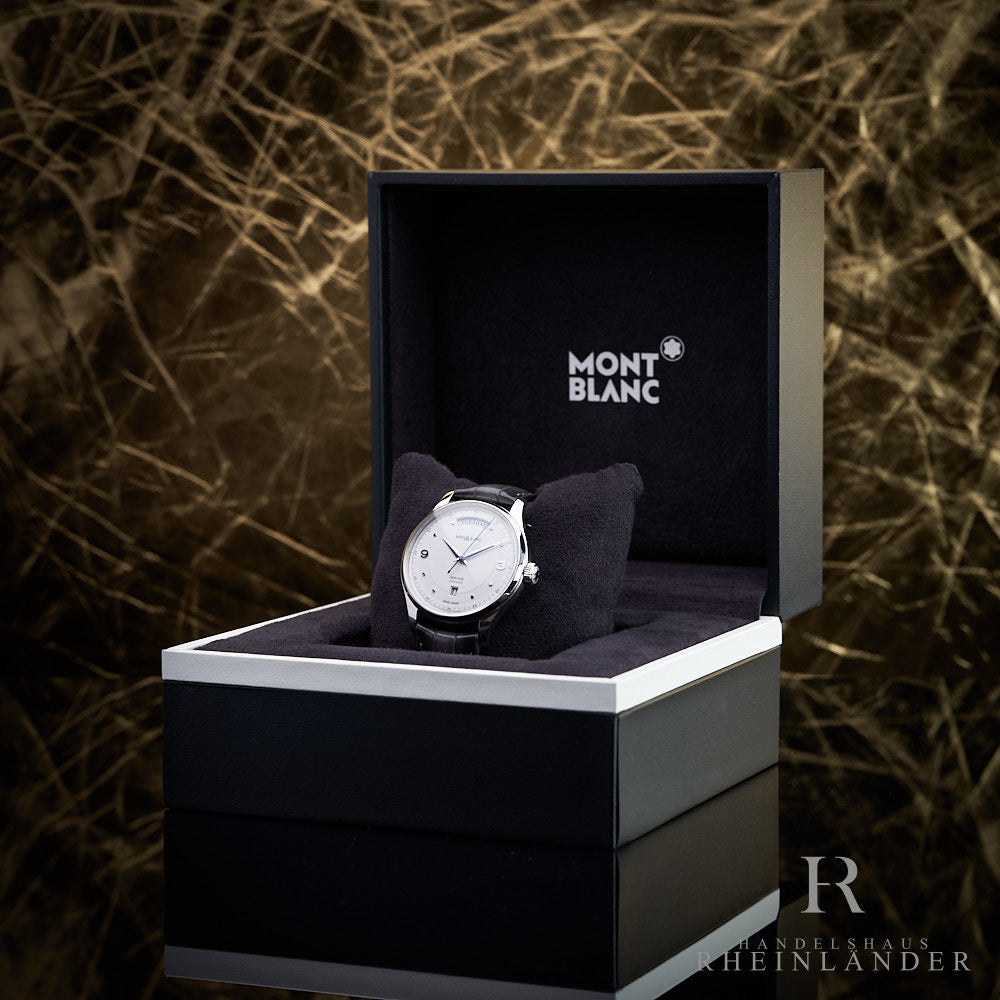 Montblanc Armbanduhr mit weißem Ziffernblatt in schwarzer Samt-Box