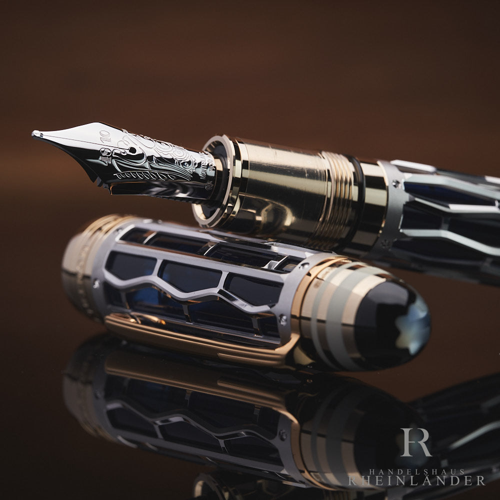 weißgoldene Feder mit goldenem Griffstück des Montblanc Orient Express Limited Edition 333 Füllers auf der Kappe abgelegt