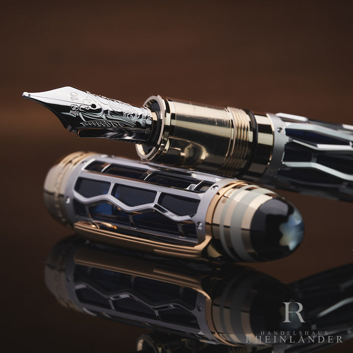 weißgoldene Feder mit goldenem Griffstück des Montblanc Orient Express Limited Edition 333 Füllers auf der Kappe abgelegt