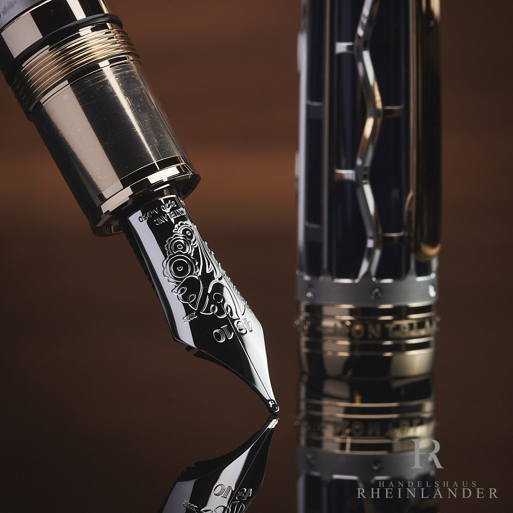 Detailaufnahme der weißgoldenen Feder des Montblanc Orient Express Limited Edition 333 mit stehender Kappe 